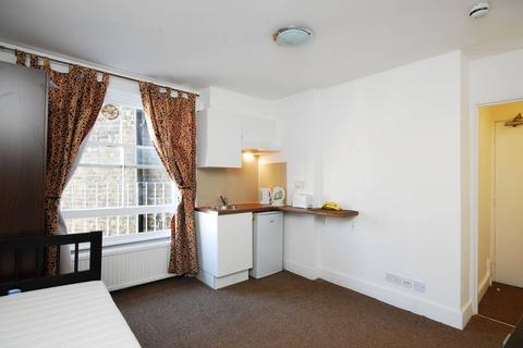 Studio to rent, Knaresborough Place, Earls Court, London, SW5