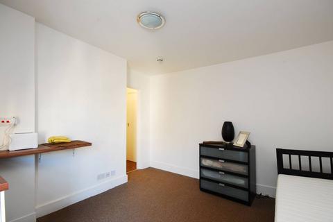 Studio to rent, Knaresborough Place, Earls Court, London, SW5