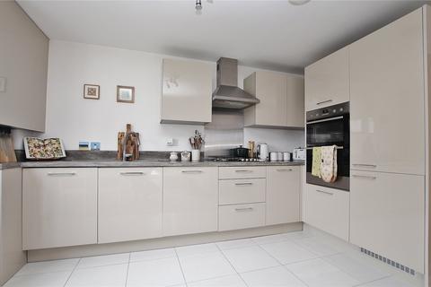 2 bedroom flat for sale, Brookwood Farm Drive, Woking GU21