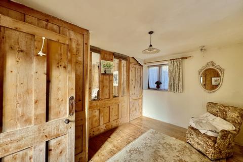 3 bedroom cottage for sale, Salisbury Street, Town Centre Location With Parking