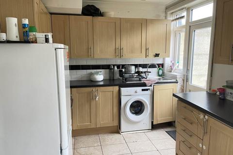 3 bedroom terraced house to rent, Meadowbank Gardens, Cranford