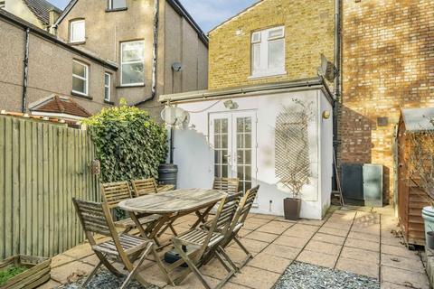 2 bedroom flat for sale, Queens Road, London SW19