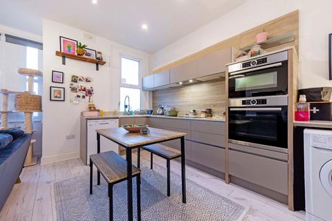 2 bedroom flat for sale, Park Avenue, London N22