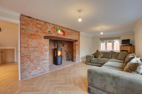 Silverleys Braintree Road, Felsted, Dunmow, CM6 3JZ