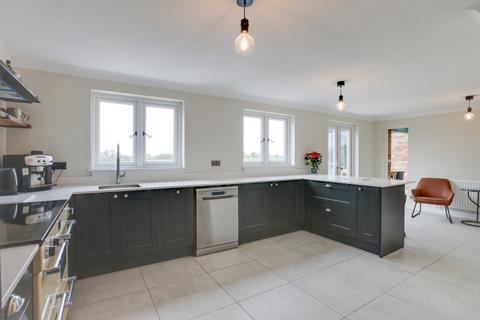 Silverleys Braintree Road, Felsted, Dunmow, CM6 3JZ