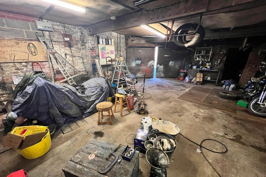 Garage / Workshop