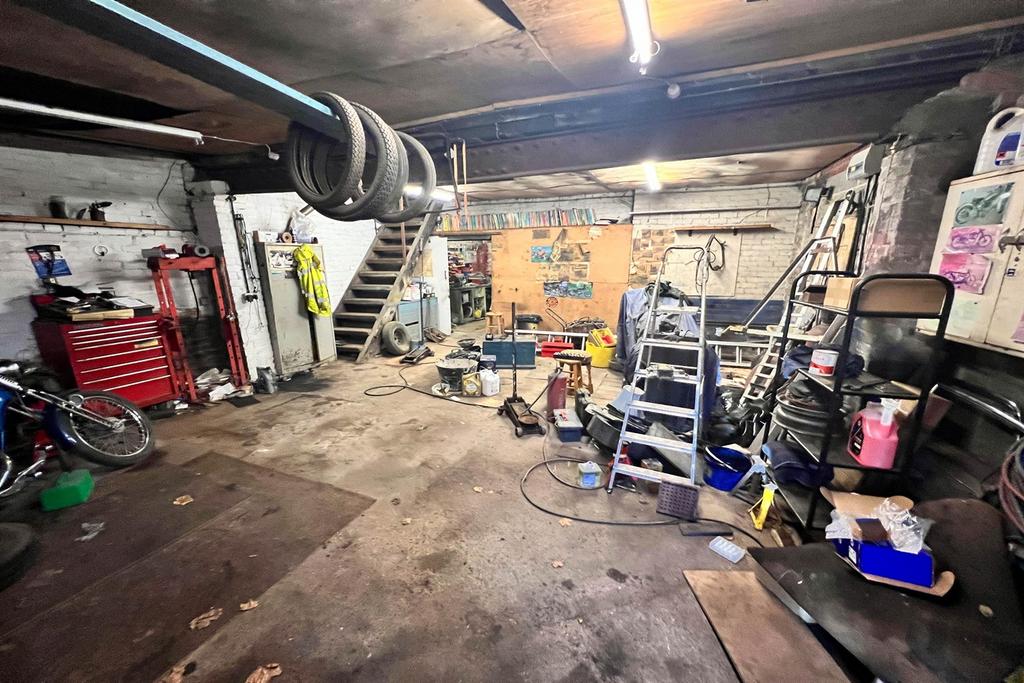 Garage / Workshop