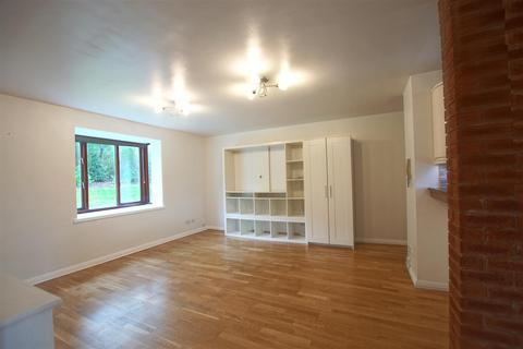 2 bedroom flat to rent, Spring Pool, Warwick