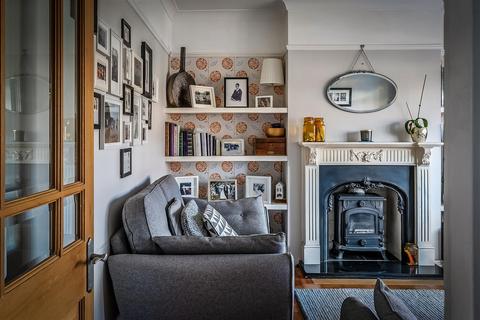 64 Ruden Way, Epsom, KT17 3LN