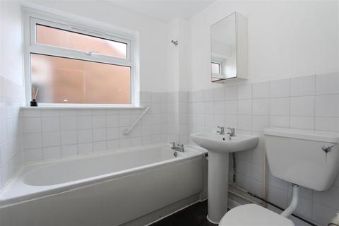 3 bedroom terraced house to rent, Sterling Road, Queenborough