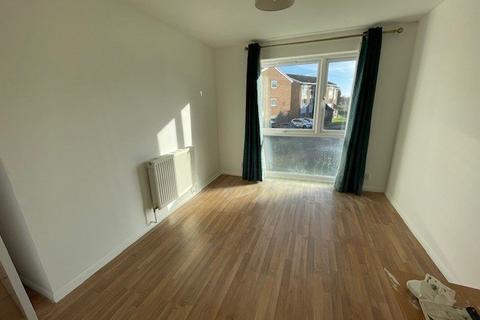 2 bedroom flat to rent, Lupin Drive, CM1