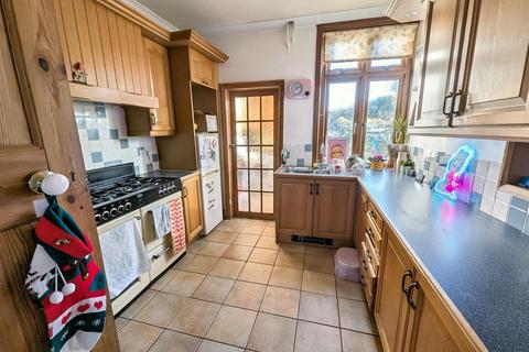 3 bedroom semi-detached house to rent, Marguerite Drive, Leigh On Sea, Essex