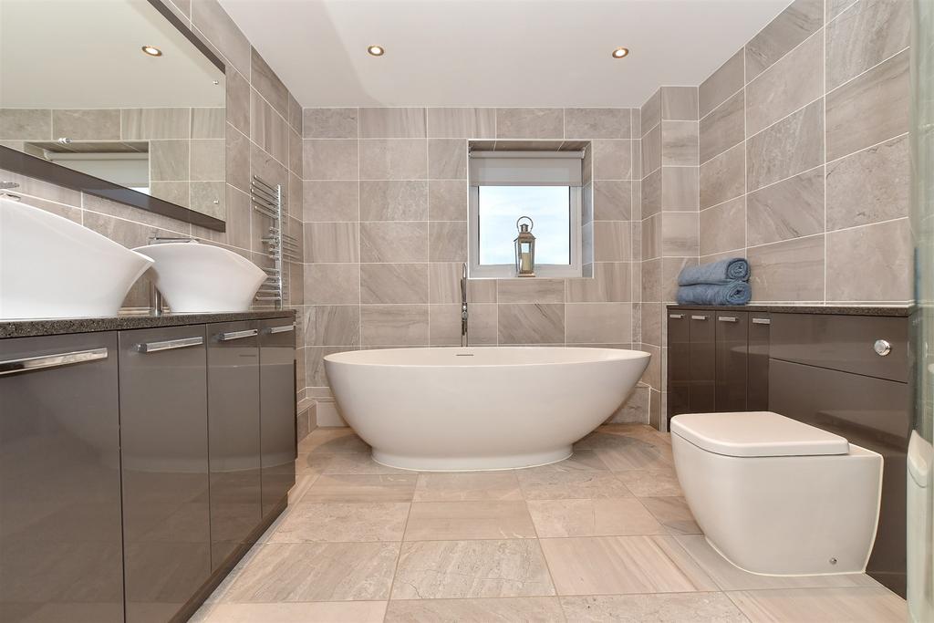 En-Suite Bathroom