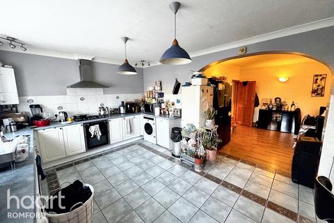 3 bedroom end of terrace house for sale, Marlborough Road, Romford, RM7 8AL