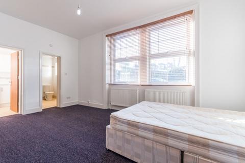 Studio to rent, Gleneldon Road, Streatham, SW16