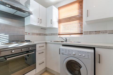 Studio to rent, Gleneldon Road, Streatham, SW16