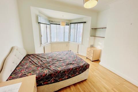 3 bedroom flat to rent, Kingsley Avenue, London W13