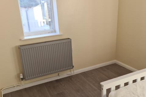 3 bedroom flat to rent, Midland Road, Bedford MK40