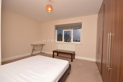 1 bedroom in a house share to rent, Belvedere Avenue, Ilford, Essex. IG5