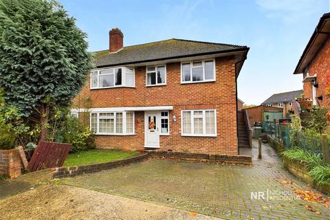 2 bedroom maisonette for sale, Reynolds Avenue, Chessington, Surrey. KT9