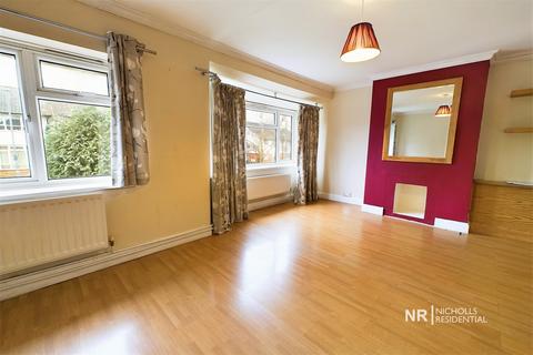 2 bedroom maisonette for sale, Reynolds Avenue, Chessington, Surrey. KT9