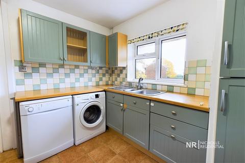 2 bedroom maisonette for sale, Reynolds Avenue, Chessington, Surrey. KT9