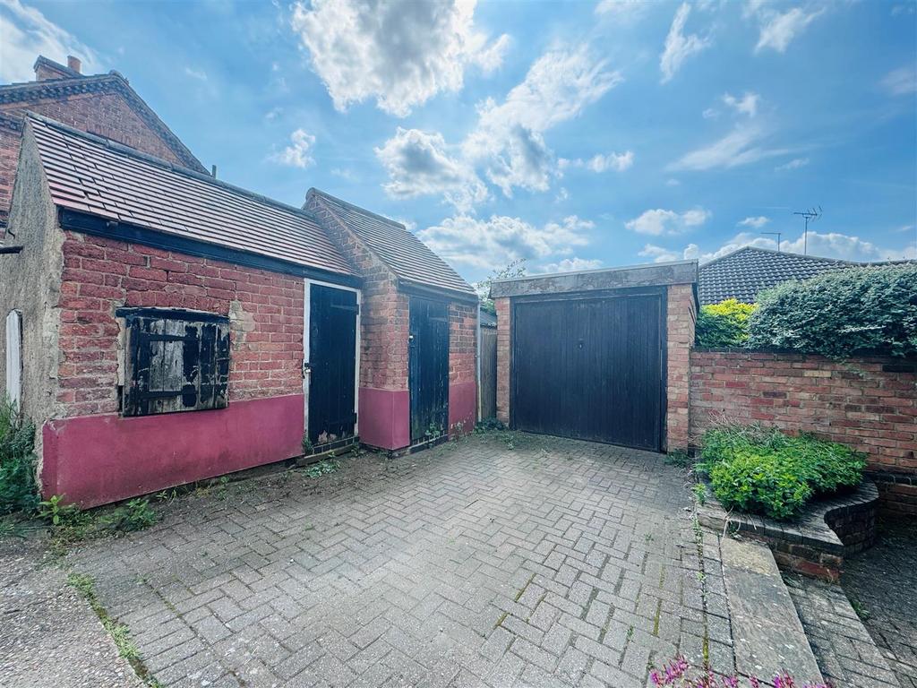 DRIVEWAY & GARAGING