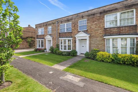 3 bedroom terraced house to rent, Courtenay Place, Lymington