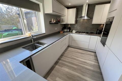 24 Dale View Close, Heswall, Wirral, CH61 1DU