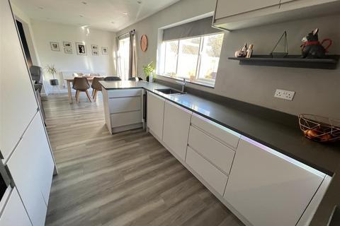 24 Dale View Close, Heswall, Wirral, CH61 1DU