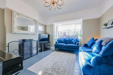 4 bedroom semi-detached house for sale, Highlands Boulevard, Leigh-on-sea, SS9