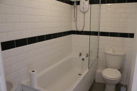 2 bedroom flat to rent, Streamside Close, London, N9