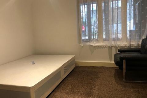 1 bedroom in a flat share to rent, Grosvenor Avenue, London, N5