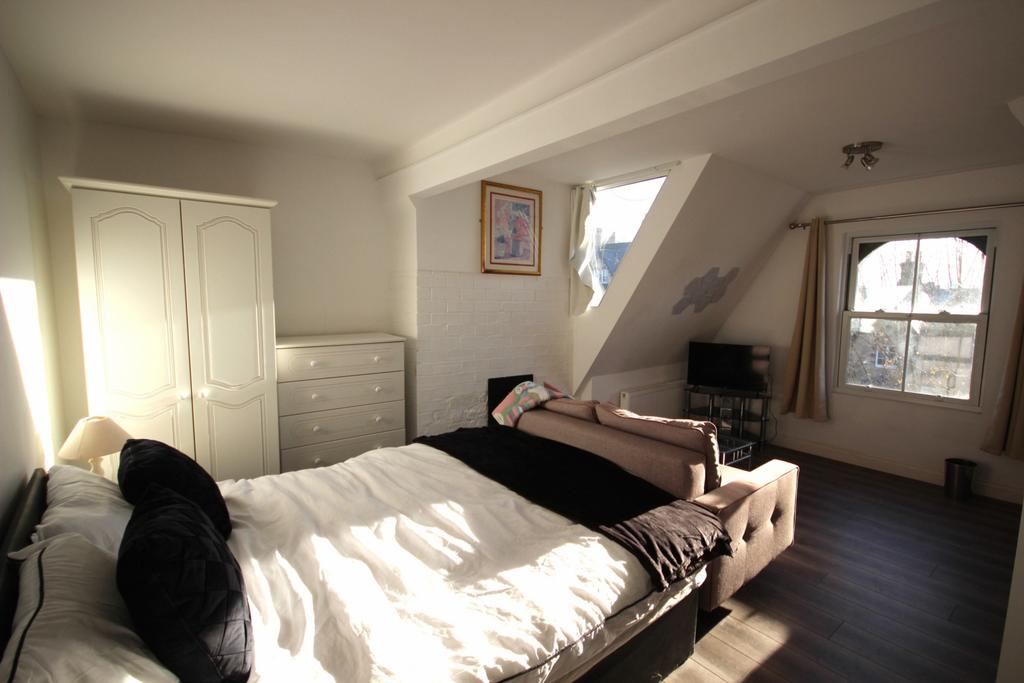 Luxury Furnished En-Suite Room to Rent