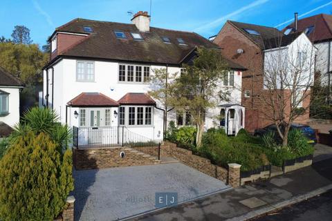 4 bedroom detached house to rent, Queens Road, Loughton IG10