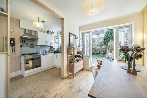 2 bedroom maisonette for sale, Carston Close, London SE12