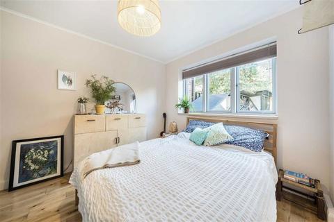 2 bedroom maisonette for sale, Carston Close, London SE12