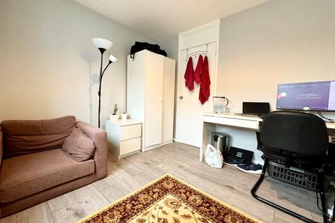 1 bedroom in a house share to rent, Aisgill Avenue, London W14