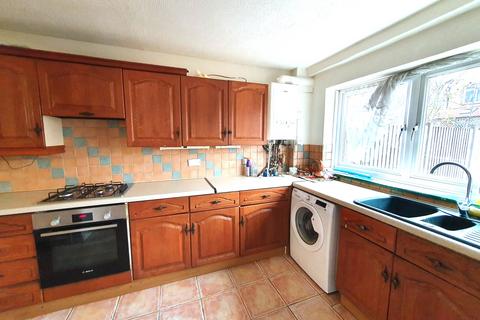 5 bedroom terraced house to rent, Maple Avenue, London E4