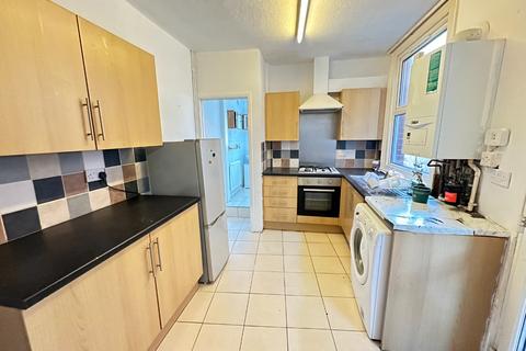 3 bedroom terraced house to rent, Chiltern Rise, Luton, Bedfordshire, LU1 5HF