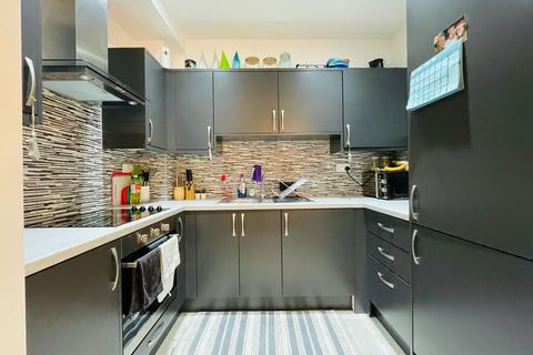 2 bedroom flat to rent, Kings Road, London SW19