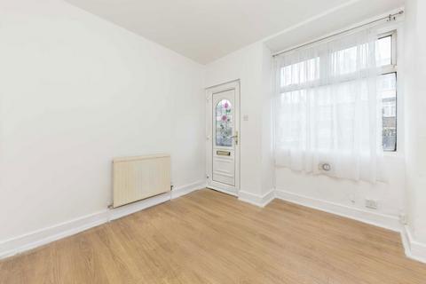 2 bedroom flat to rent, Fountain Road, London SW17