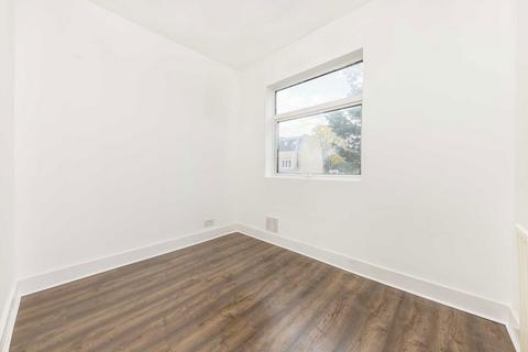 2 bedroom flat to rent, Fountain Road, London SW17