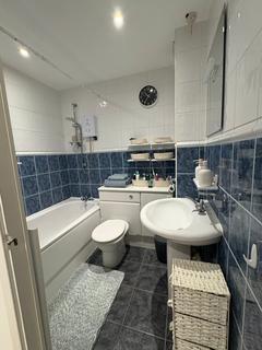 1 bedroom terraced house to rent, Waverley Court, Woking, GU22