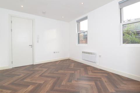 Studio to rent, Cobbold Road, London E11