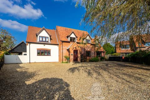 5 bedroom detached house for sale, Wymondham Road, Wreningham, Norwich, Norfolk, NR16