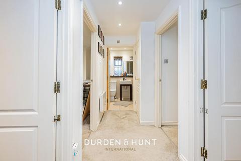 29 Ravenoak Way, Chigwell, IG7 4EL