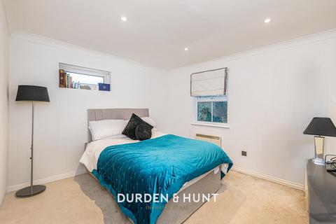 29 Ravenoak Way, Chigwell, IG7 4EL