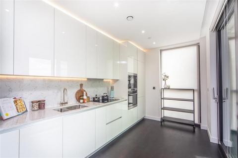 2 bedroom flat to rent, Charles Clowes Walk, SW11