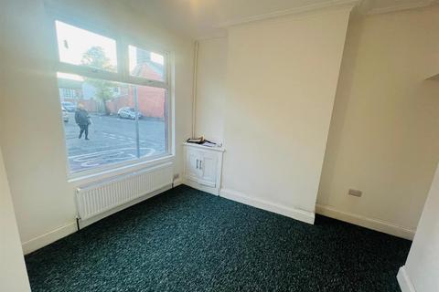 2 bedroom end of terrace house to rent, Carnforth Street, Manchester